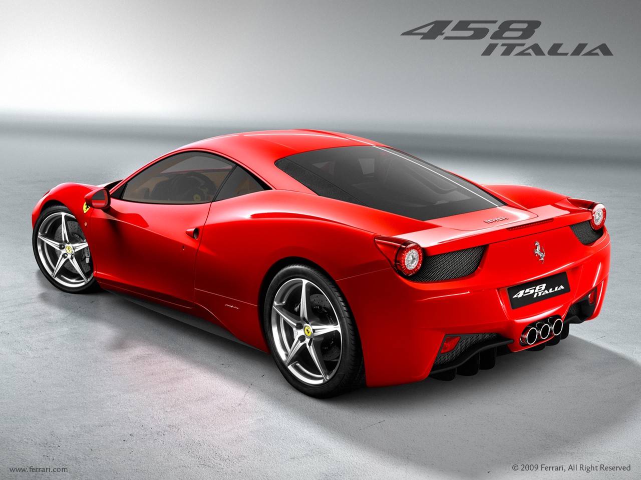 Un 4x4 se gare sur une Ferrari 458 Italia VidéoQuand deux voitures 